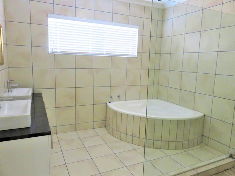 5 Bedroom Property for Sale in Middedorp Western Cape
